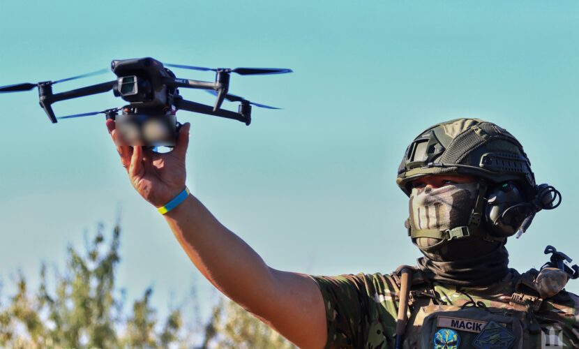 Дроны зсу. Украинский спецназовец. Боец и дрон видео. Беспилотник фото. Боец и дрон видео.