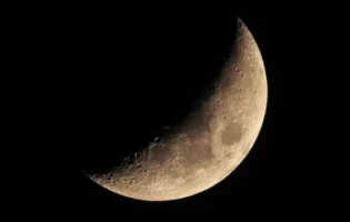 Науковці пояснили загадкові спалахи на Місяці, що тривають сотні років