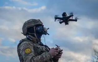 Українські розробники представили бойовий дрон R‑34‑T зі системою лазерного наведення