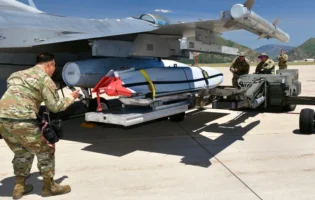 Американські розробники представили наземні роботи Coyote для захисту винищувачів