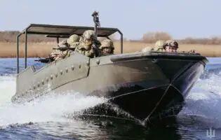 Українські розробники представили багатоцільові моторні човни GS5200TSB для ЗСУ