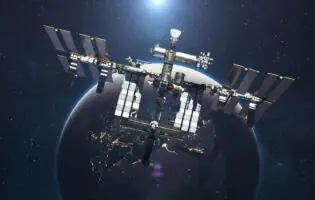 NASA та SpaceX готуються до революційного маневру у космосі для підтримки орбіти МКС