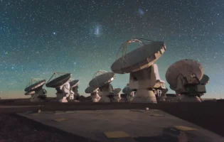 Астрономи відкрили будівельні блоки життя у диску зірки V883 Orionis