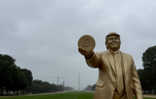 Криптовалютні ентузіасти поставили золоту статую Дональда Трампа з біткоїном перед Конгресом США