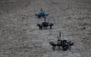 Українські розробники представили штучний інтелект, що здатен самостійно керувати роєм дронів