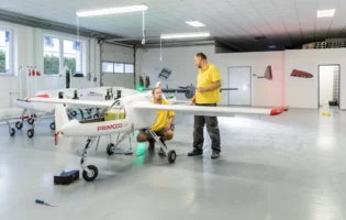Німецькі розробники представили дрон Primoco One 150, оснащений бойовими ракетами