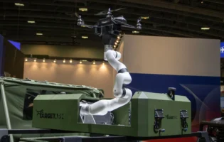 Американські розробники представили роботизовану руку Ralar Modular Mission Payload для запуску бойових дронів