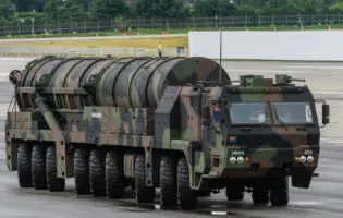 Розробники з Північної Кореї представили нову важку балістичну ракету Hyunmoo‑5