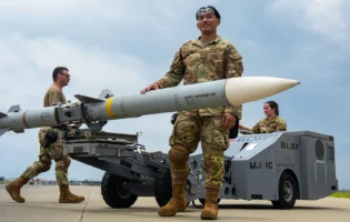 Розробники Raytheon представили вдосконалену авіаційну ракету AIM-120 AMRAAM стандарту НАТО