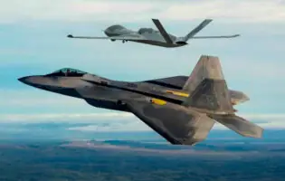 Вперше в історії винищувач F‑22 керував бойовим дроном MQ-20 у реальному часі