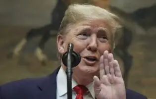 Дональд Трамп втратив понад  мільярд на тлі падіння криптовалютного ринку