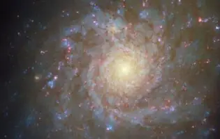 Астрономи відкрили унікальну галактику NGC 4571, де заморожені хмари перетворюються на зірки