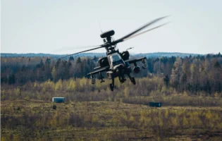 Британські розробники інтегрують тактичні дрони у бойові гелікоптери AH-64E Apache
