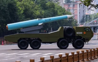 Китайські розробники запустили гіперзвукову ракету YJ-20 з бойового есмінця класу Type 055