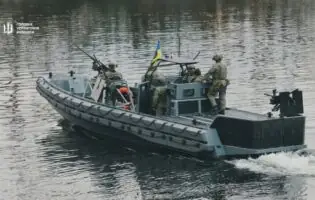 Українські розробники представили унікальний бойовий катер з кулеметом для ГУР