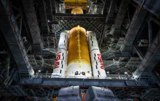 Вперше за 50 років астронавти NASA вирушать на Місяць з історичними артефактами