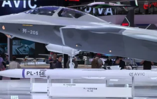Китайські розробники представили нову далекобійну ракету PL-15E