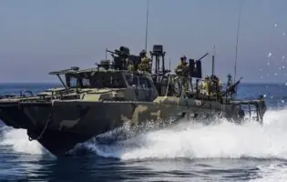 Шведські розробники інтегрують гармати Seasnake 30 у бойові катери CB90