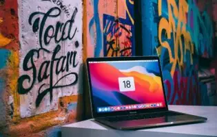 Перший MacBook з сенсорним екраном вийде вже цього року