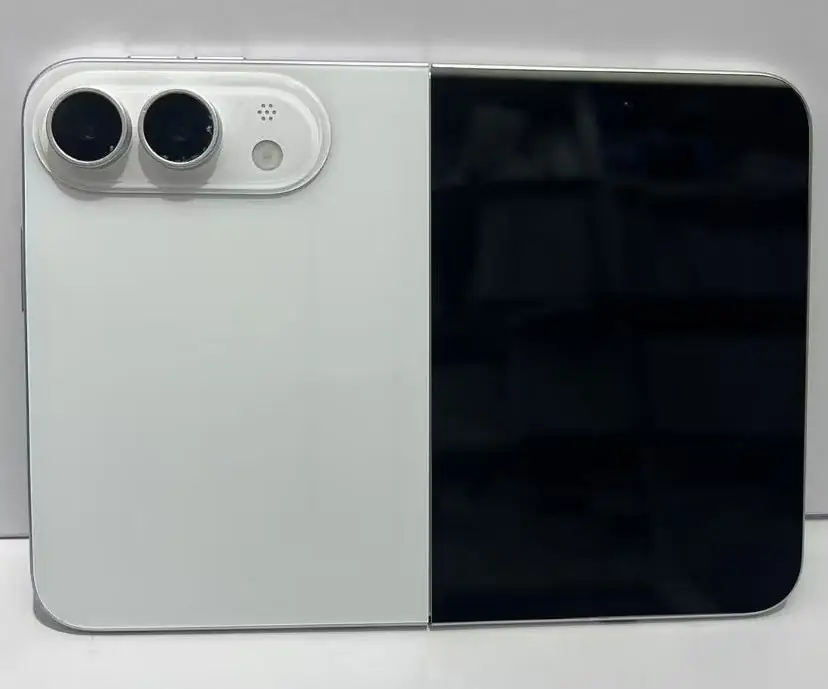 Макет складаного iPhone потрапив на фото: Touch ID замість Face ID і подвійні камери
