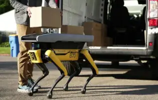Boston Dynamics навчила робопса Spot доставляти посилки до дверей клієнтів