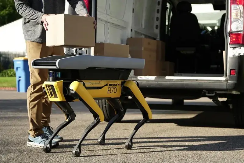 Boston Dynamics навчила робопса Spot доставляти посилки до дверей клієнтів