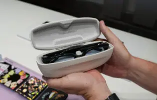 Розумні окуляри Samsung працюють до 9 годин і розпізнають мову в реальному часі