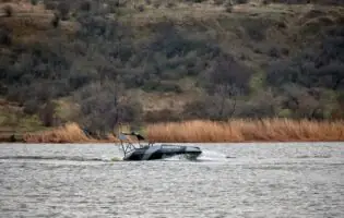 Українські військові вперше висадили збройного наземного робота з морського дрона
