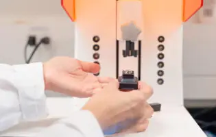 Канадські вчені навчилися друкувати контактні лінзи на 3D-принтері за 20 хвилин