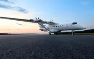 Найбільший у світі електричний літак вперше злетів, а політ коштував дешевше за чашку кави