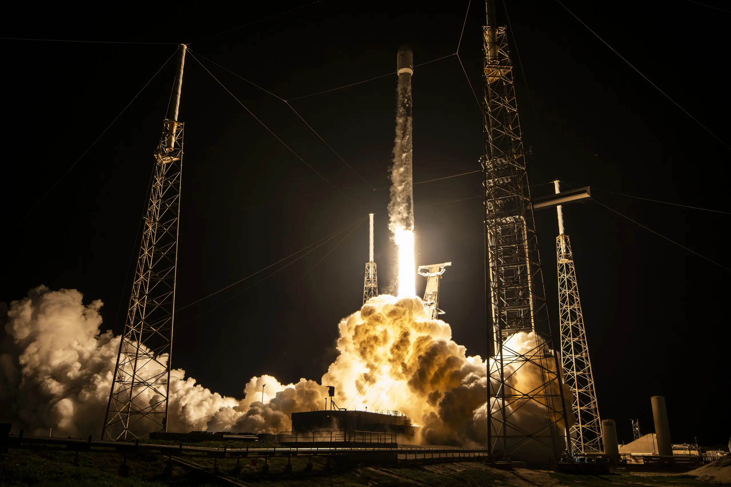SpaceX вивела на орбіту нові супутники для підключення звичайних смартфонів