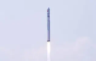 Китайська ракета розсипалася на орбіті й загрожує супутникам Starlink