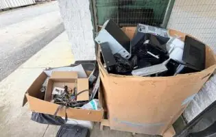 Американець збирає домашні сервери з деталей зі смітника