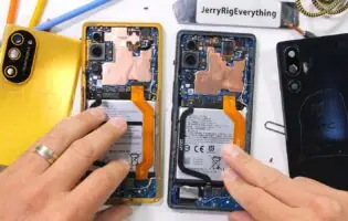 Блогер розібрав смартфон Трампа і знайшов всередині звичайний HTC